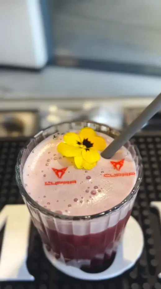 Cocktail rose avec le logo cupra
