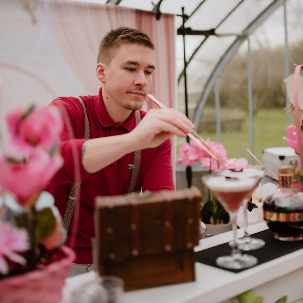 Cyprian faisant un cocktail pour un mariage dans la Haute Vienne